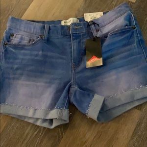 Mudd jean shorts NEVER WORN!!! Size 7 midi stretch